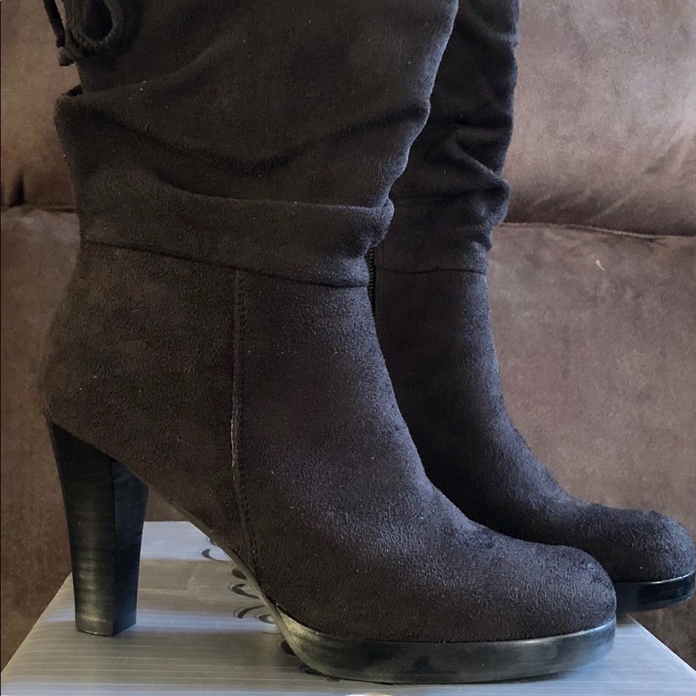 Sketchers Suede Boots